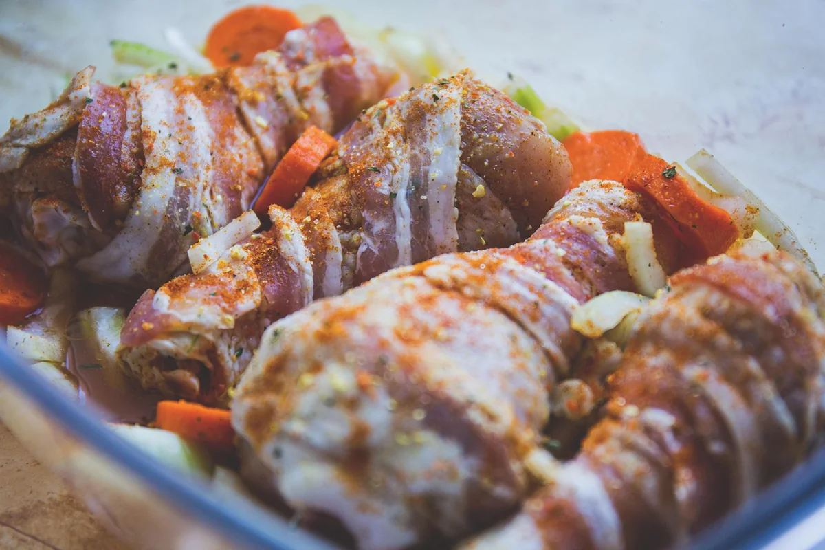 La préparation simple pour un poulet juteux et croustillant