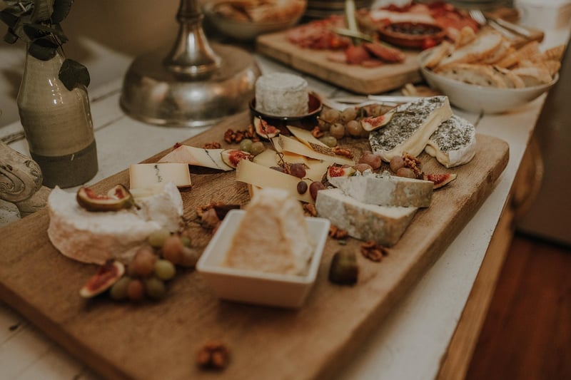 Planche apéro fromages charcuterie : 7 idées de présentation qui bluffent